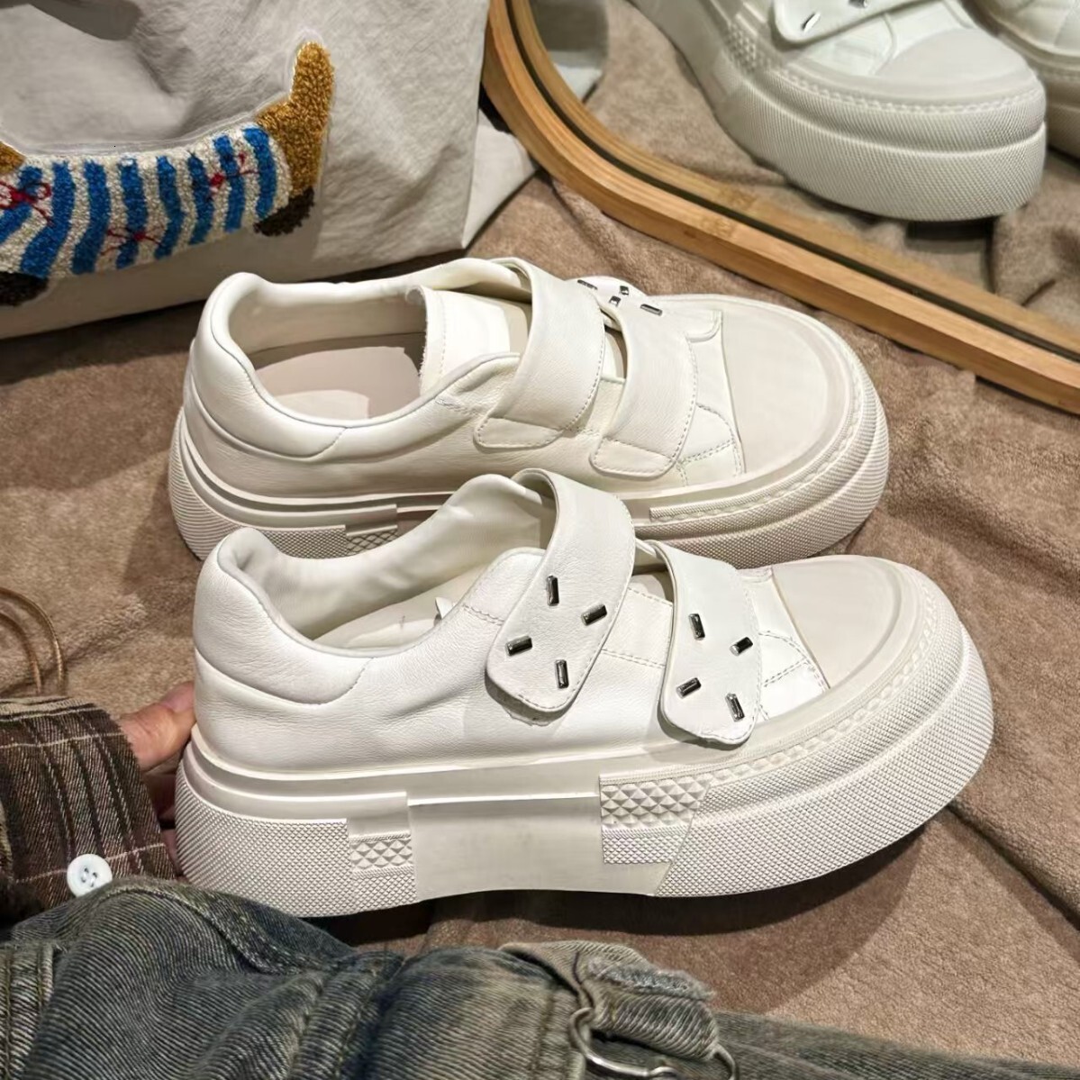 Top Layer Cowhide Thick Sole Solid Color White Shoes 2025 New Fashion Designer Trend Board Shoes Multifunctional Women s Casual Light Luxury Versatile