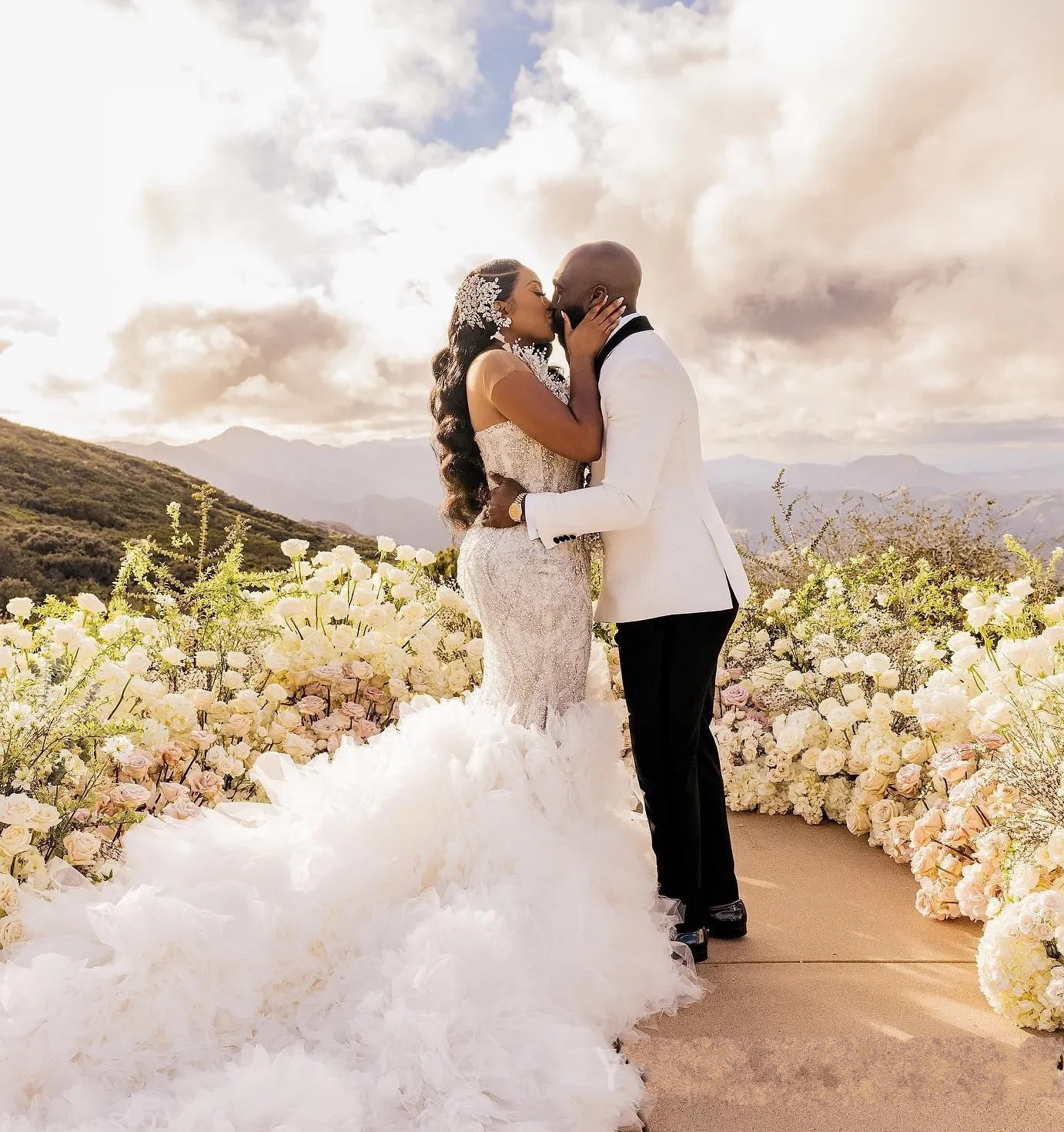 2025 Plus Size Mermaid Wedding Dress Bridal Gowns for Bride Illusion Sheer Neck Bead Pearls Rhinestones Decorated Side Split Ruffles Vestidos De Novia