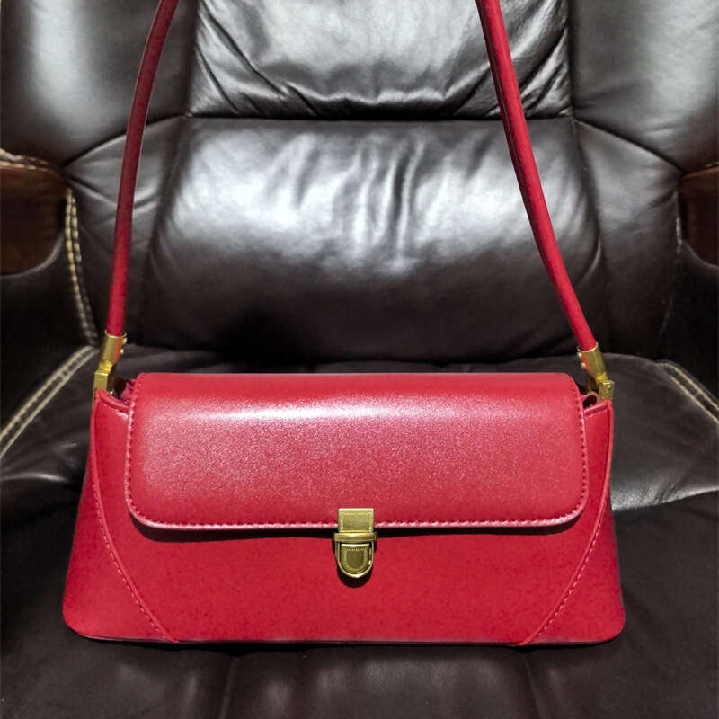 High end handbag with stylish texture, featuring a French stick and underarm bag. The 2025 new versatile single shoulder box bag is trendy