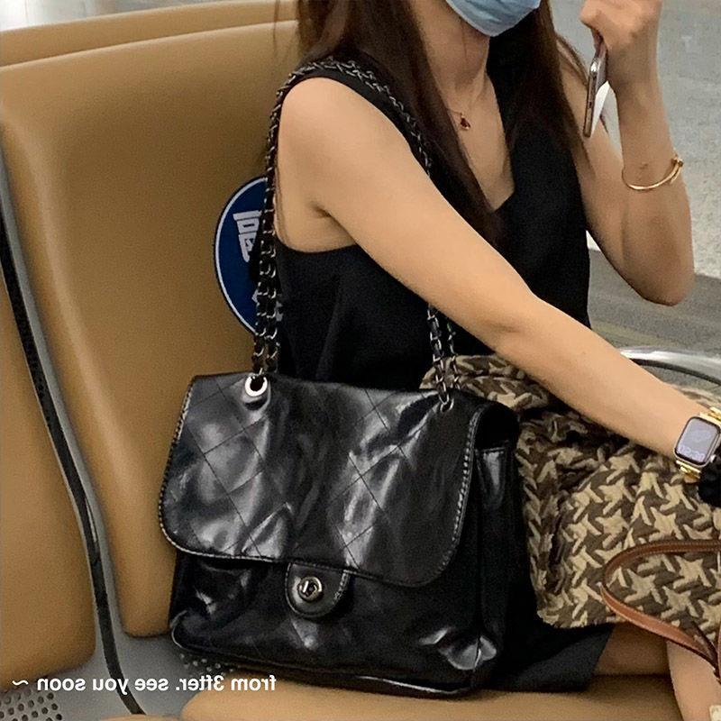 Fashionable High-Quality Black Shoulder Bag with Extra Large Capacity for Everyday Use