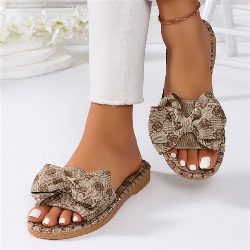 2025 Hot selling summer new square wearing beach slippers female flip-flops flat slippers 36-43 slippers sandals with flat heels and bows