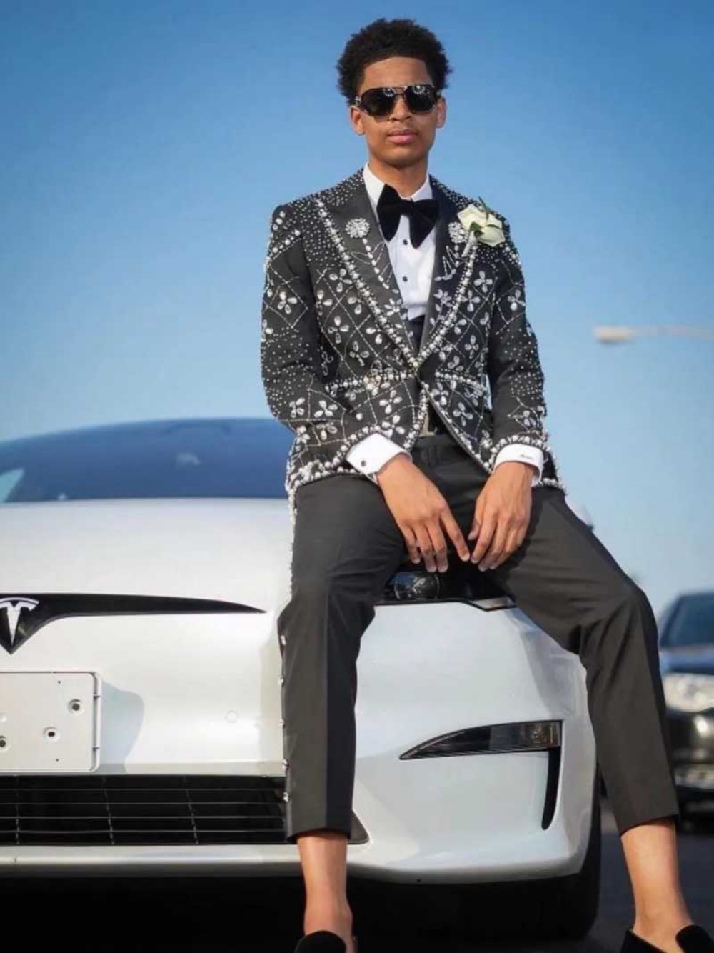 Luxury Wedding Tuxedos Crystal Beaded Men Suit Peaked Lapel 2 Piece Set Jacket Pants Unique Groom Business Blazers Customized