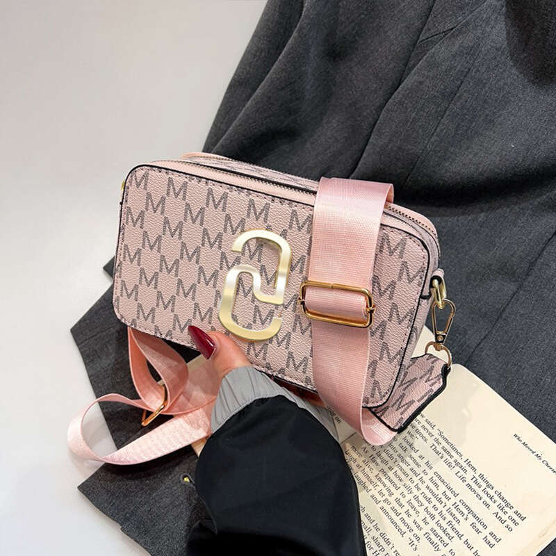 MJ original shoulder 2024 winter new beautiful and fashionable commuting crossbody women's versatile camera bag