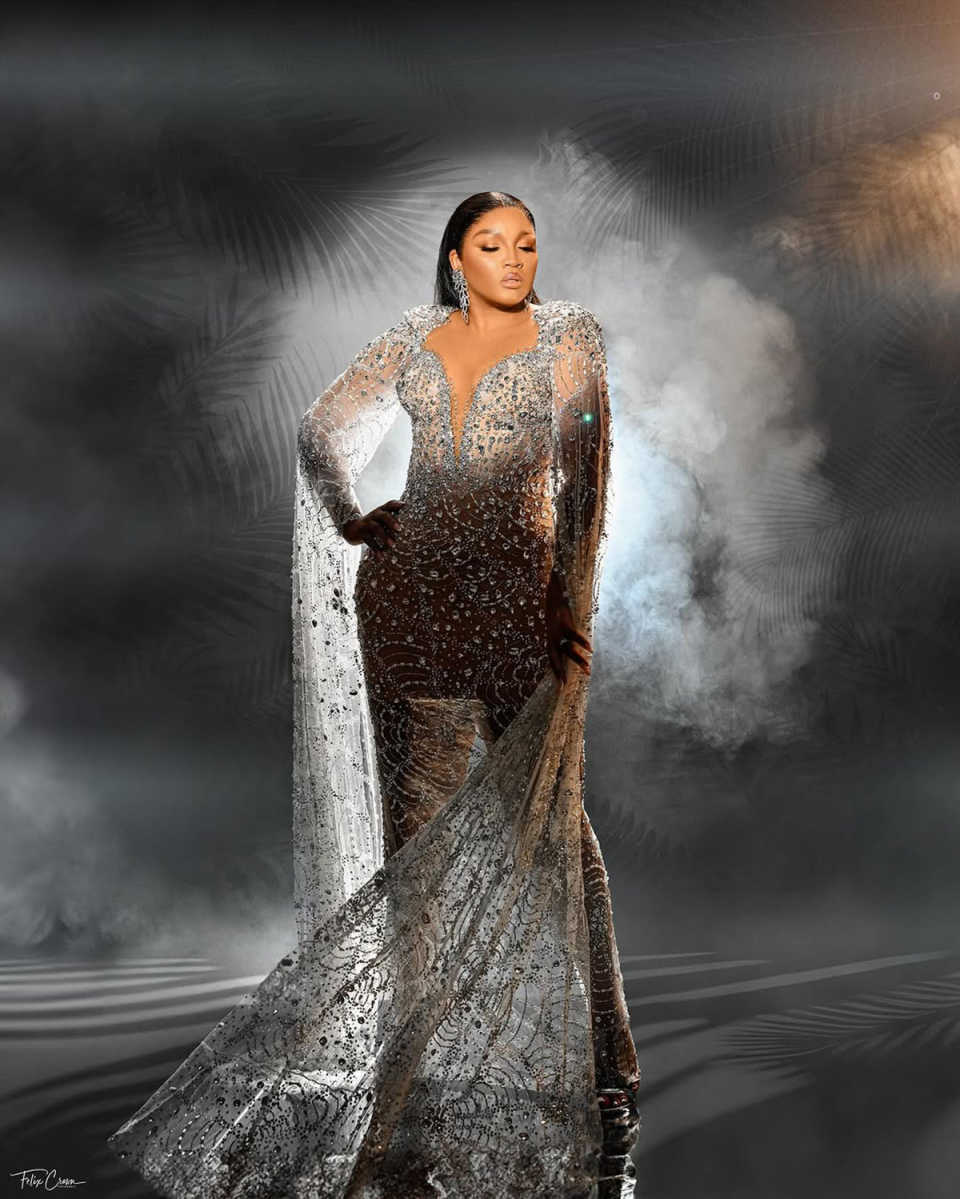 Gorgeous Mermaid Evening Dresses For Women Sheer Neck Long Sleeves Gown Sequins Crystal Sweep Train Party Customized Dress
