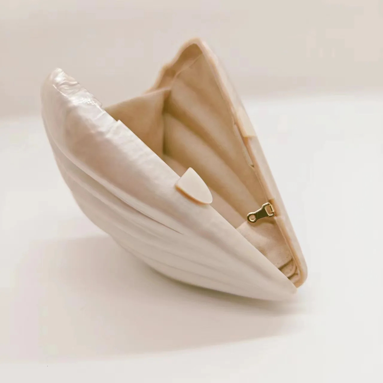 2024 Womens European and American Shoulder Oblique Span Bag Fan Shell Acrylic Bag Fashion Wedding Dinner Clutch Bag 250305