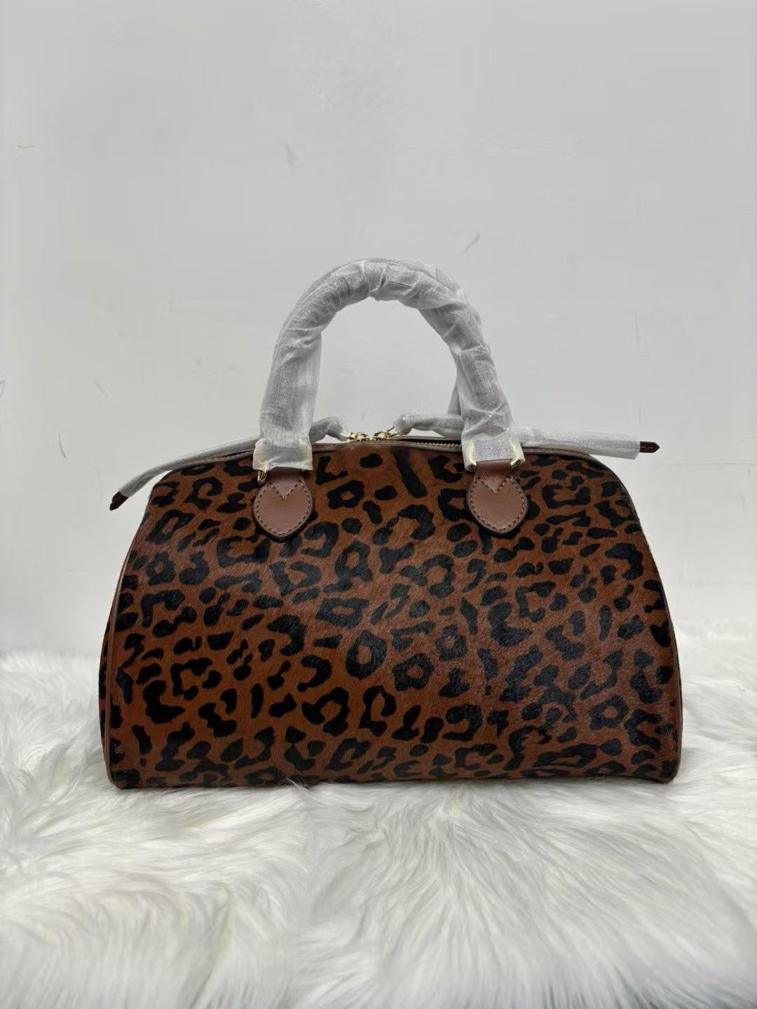 The retro classic shoulder bag can be used in a variety of ways with one shoulder and crossbody 702242