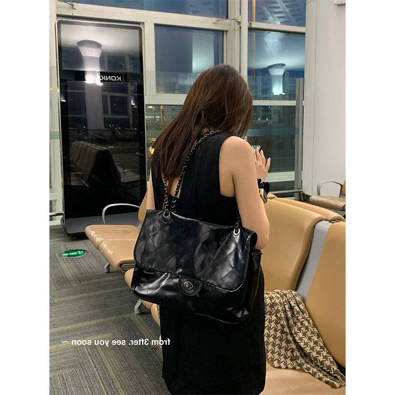 Fashionable High-Quality Black Shoulder Bag with Extra Large Capacity for Everyday Use