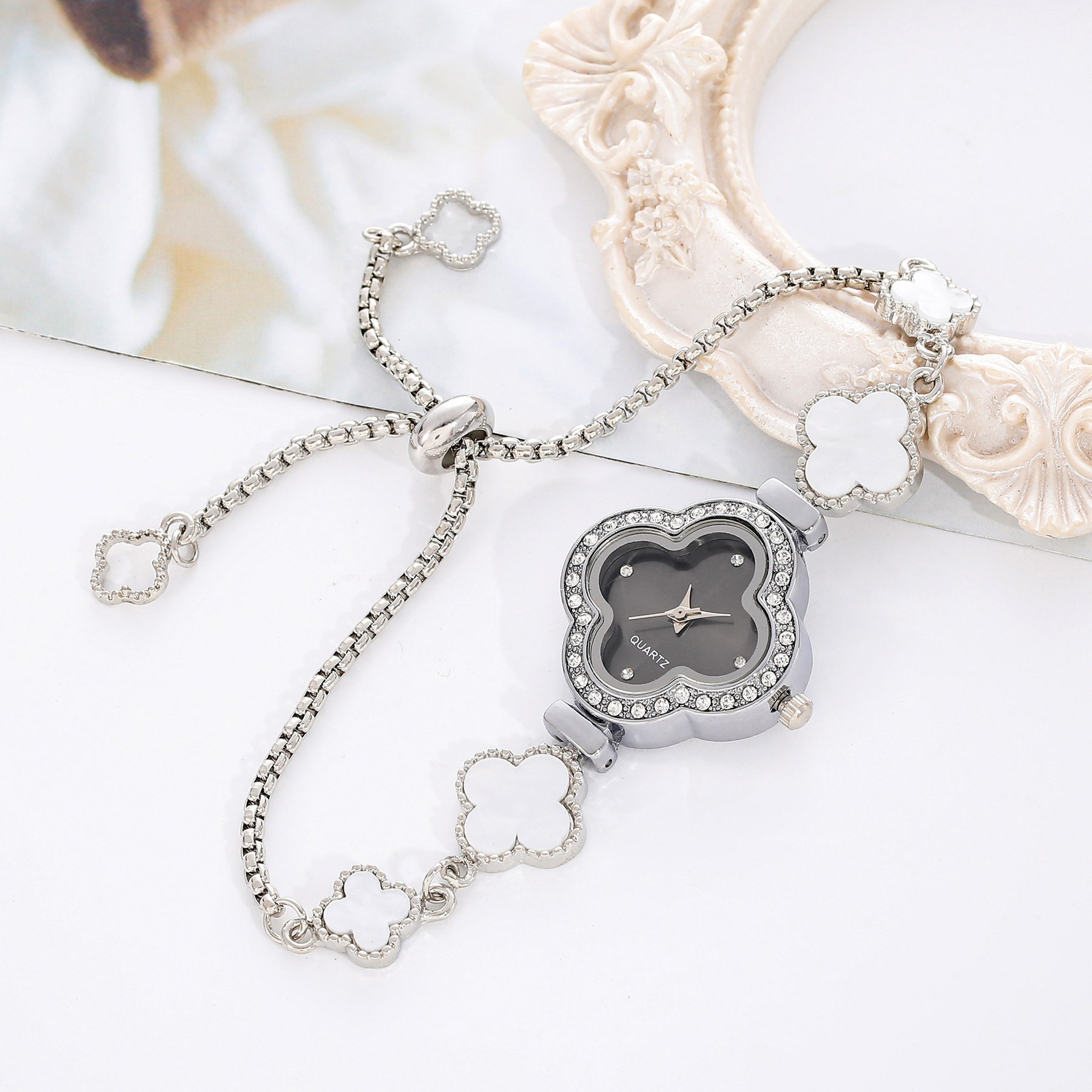 Four leaf clover quartz watch temperament light luxury diamond inlaid womens watch niche flower shaped bracelet womens watch