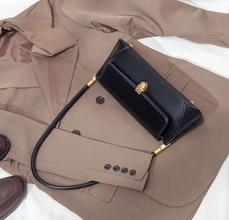 High end handbag with stylish texture, featuring a French stick and underarm bag. The 2025 new versatile single shoulder box bag is trendy