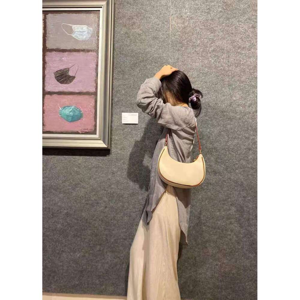 Women's armpit high-end and stylish single shoulder handbag, 2022 summer new item, contrasting color crescent small bag, women's bag