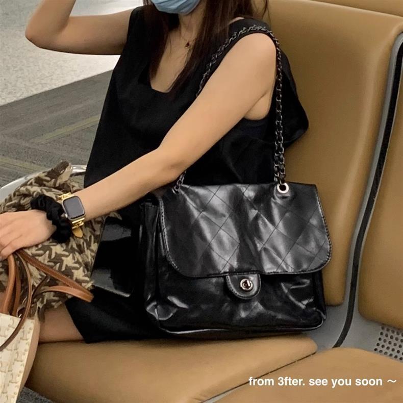 Fashionable High-Quality Black Shoulder Bag with Extra Large Capacity for Everyday Use