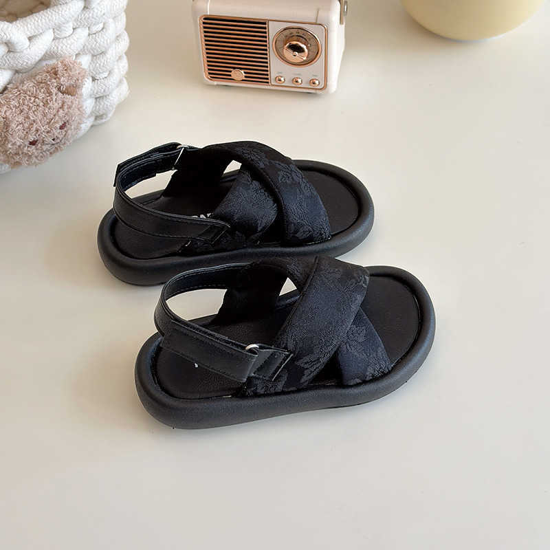 Sandals Girls high school childrens sandals 2025 summer new Korean version versatile design for little girls cross strap beach sandals trendyY250315L8
