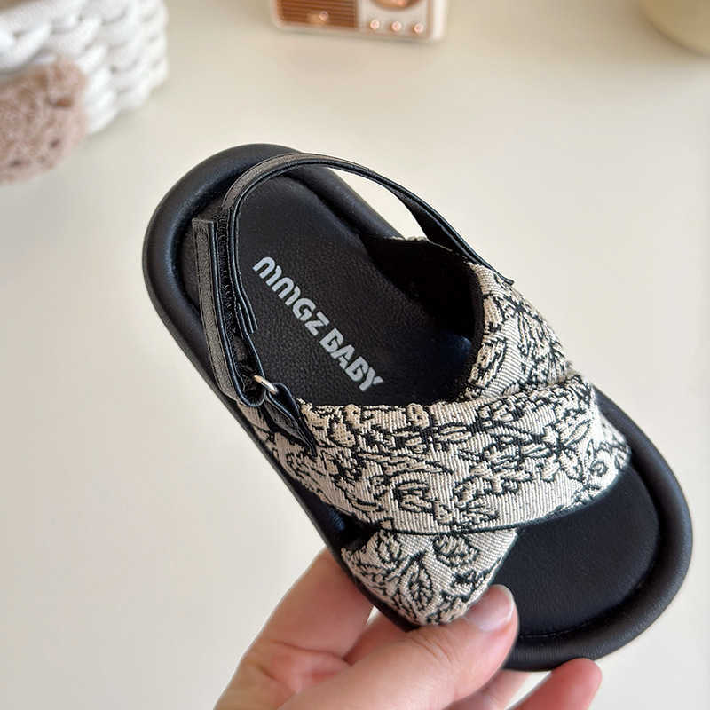Sandals Girls high school childrens sandals 2025 summer new Korean version versatile design for little girls cross strap beach sandals trendyY250315L8