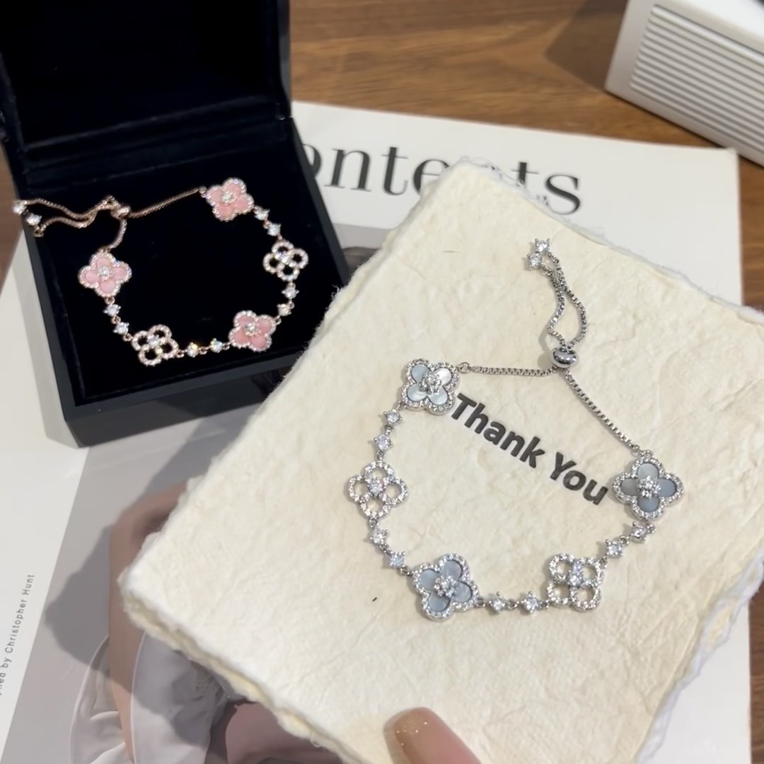 Designer Lucky Clover Gold Plated Flower Crystal Chain Bracelet for Women Luxury Jewelry Birthday Gift High Quality Textured Fashion Accessory