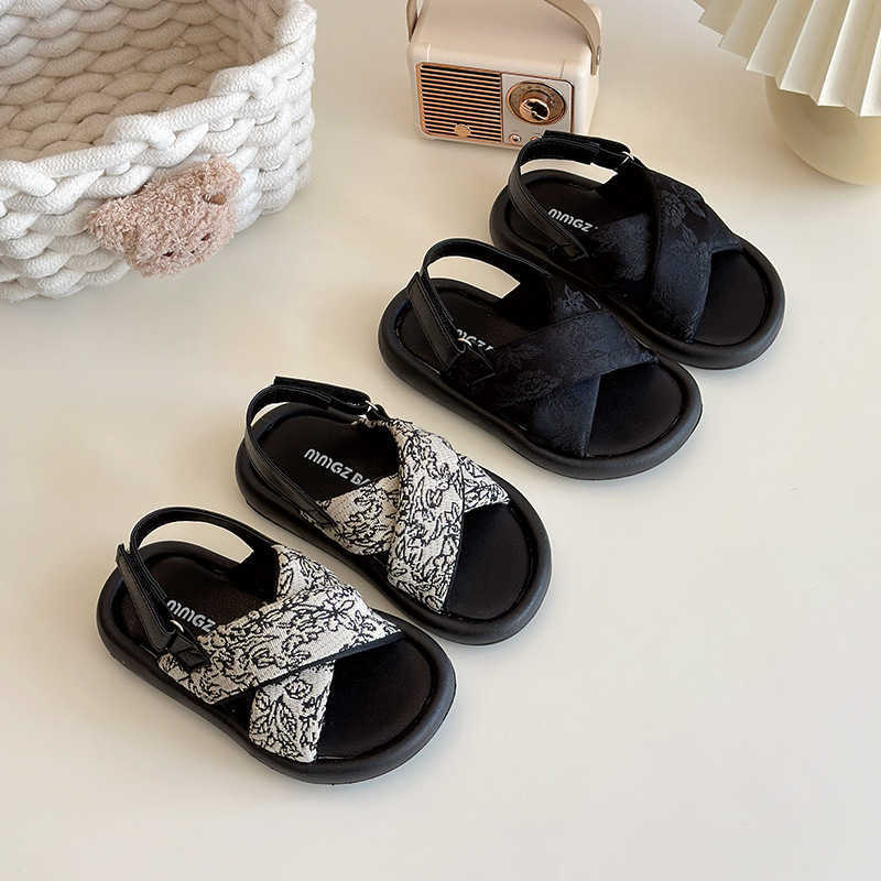 Sandals Girls high school childrens sandals 2025 summer new Korean version versatile design for little girls cross strap beach sandals trendyY250315L8