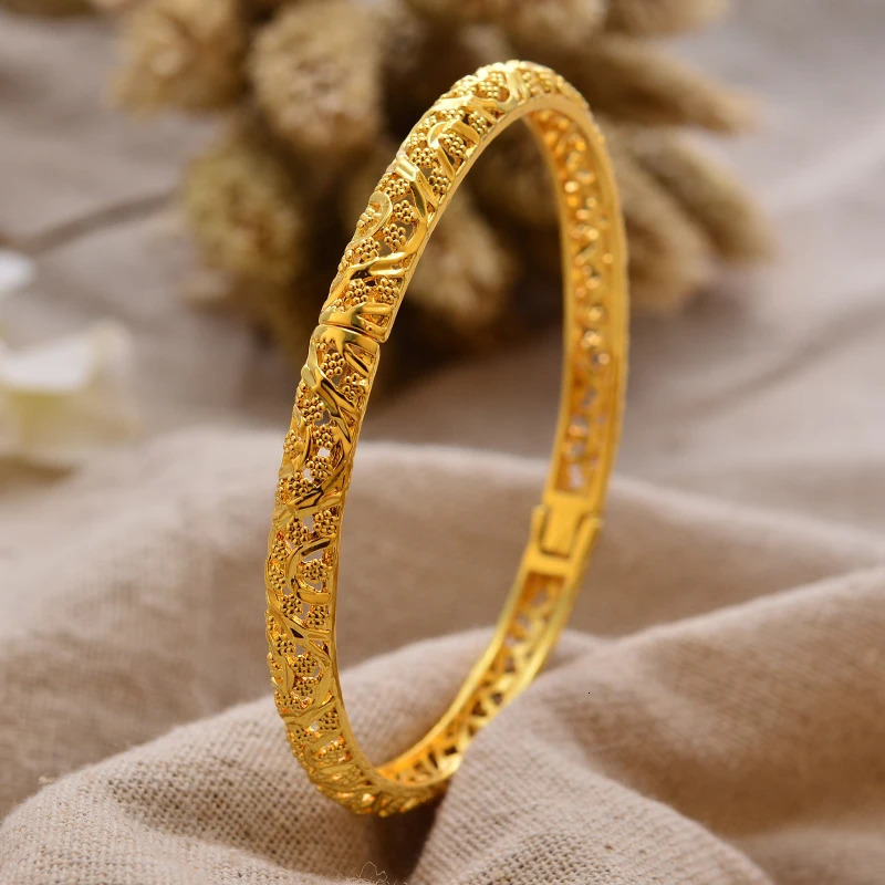 Wedding Bridal Lamp Deluxe Gold Flower Bracelet Womens Gift for Mother and Girlfriend 250313