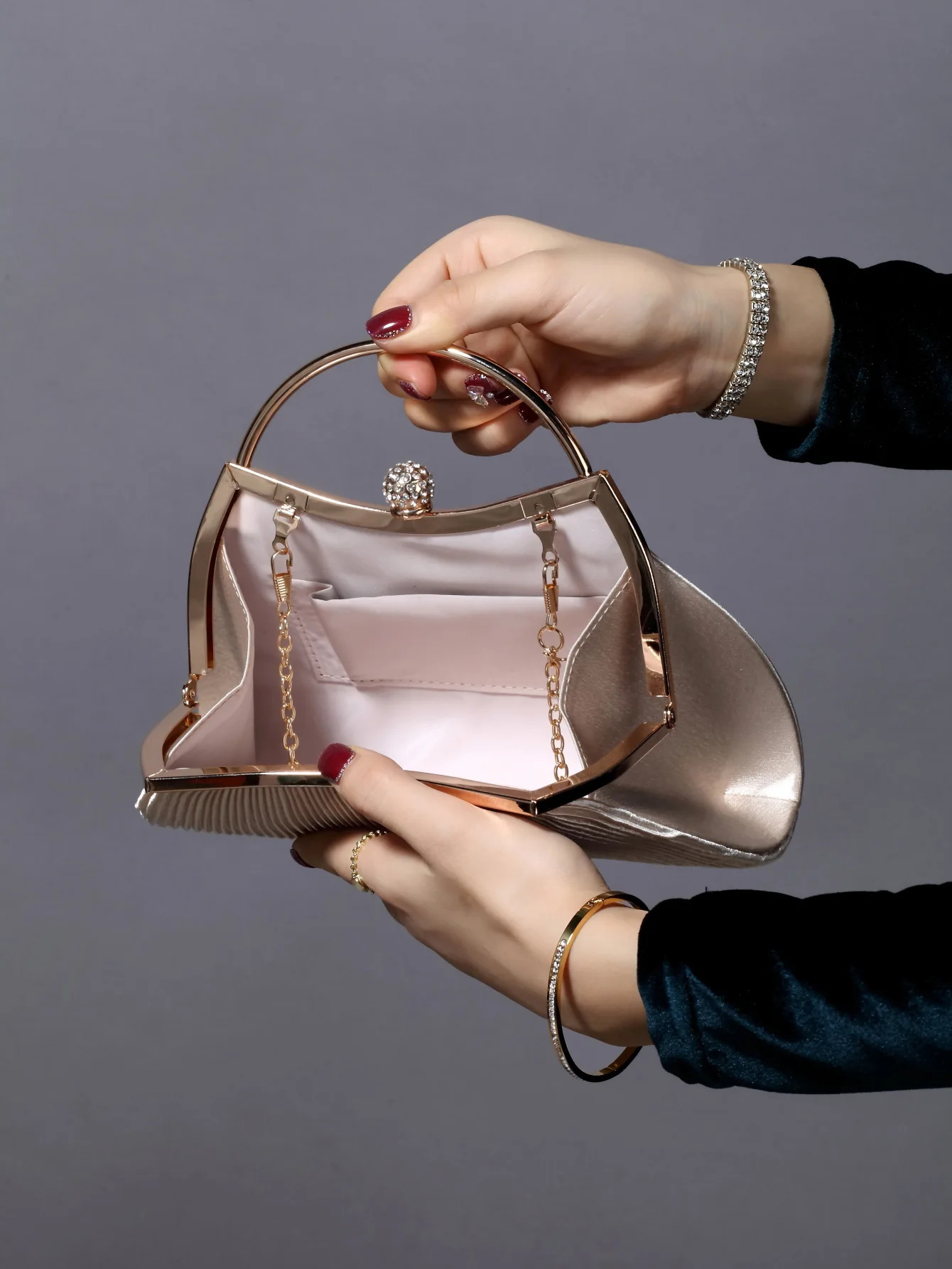 Womens gold sparkling clutch wallet with pleated evening bag and rhinestone ring suitable for wedding parties womens casual handbag 250311