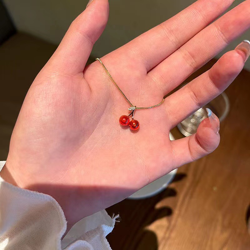 Red Cherry Pendant Necklace Womens Summer Light Luxury Collarbone Chain Accessory Elegant Jewelry for Women Fashionable Statement Piece