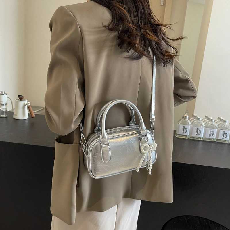 Solid color summer versatile 2024 new reliable design sense niche crossbody bag for wens handheld small square bag Y250321