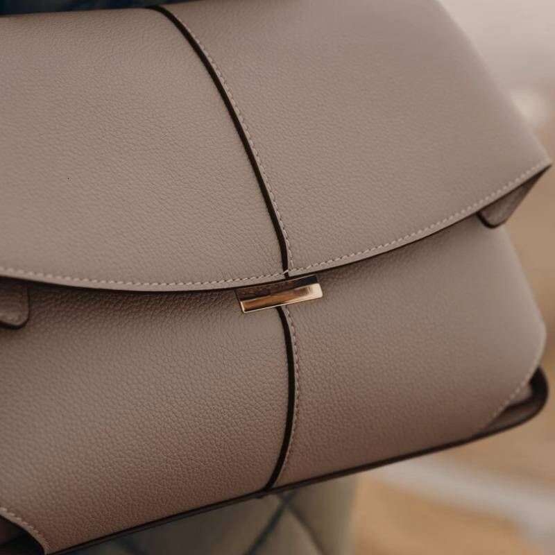 New Trendy Bags: Women's High-Grade Shoulder Bag - Versatile Large hot Capacity Commuting Satchel