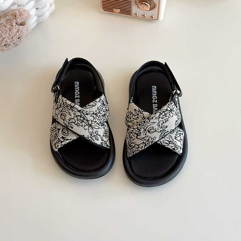 Sandals Girls high school childrens sandals 2025 summer new Korean version versatile design for little girls cross strap beach sandals trendyY250315L8