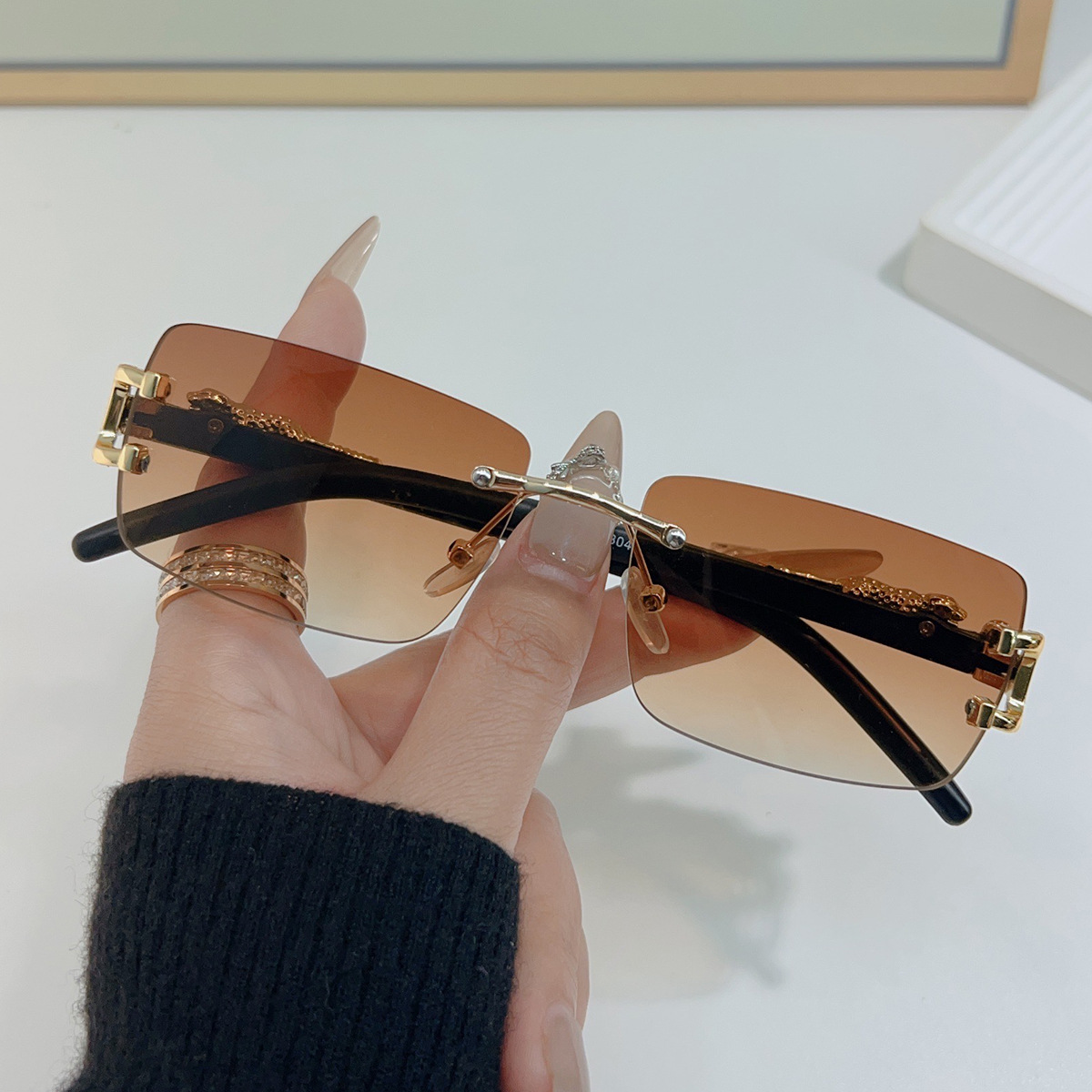 Free shipping 2025 new men women fashion trendy sunglasses daily outfit outdoor recreation Grey Brown Blue Pink sunglasses Leopard decoration