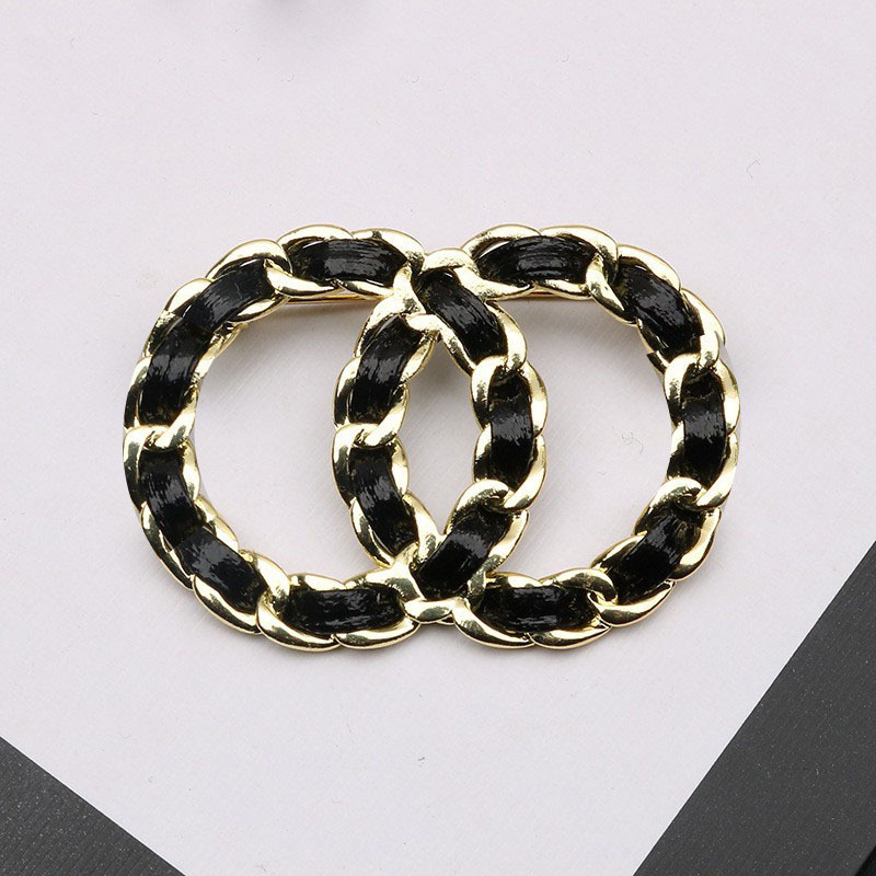 High Quality 18K Gold Plated Brooches Fashion Mens Womens Round Pattern Metal Brooche Classic Jewelry Geometric Leather Cord Knitting Sweater Suit Collar Pin Gifts