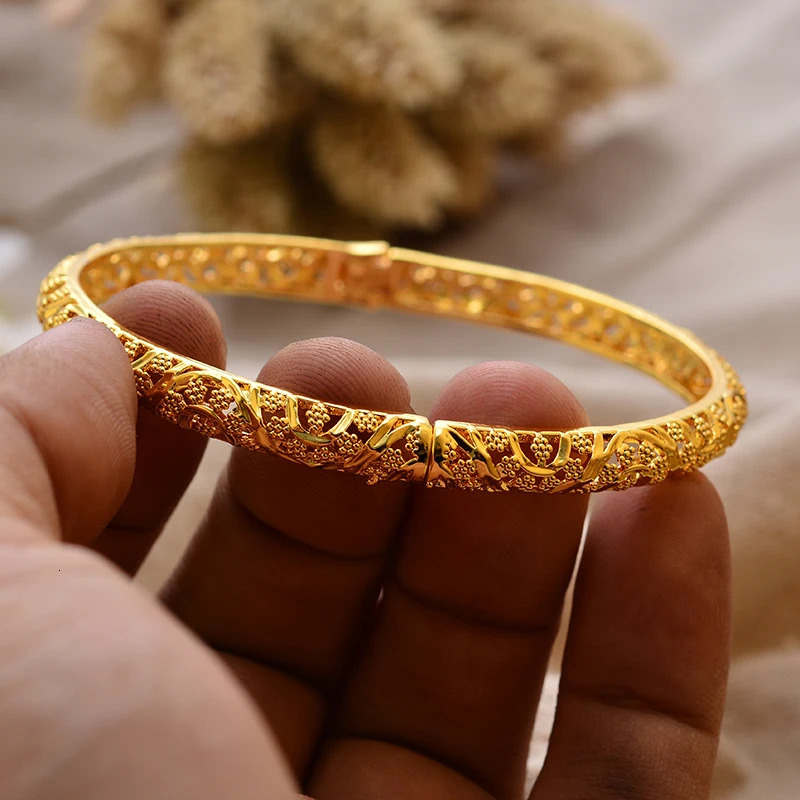 Wedding Bridal Lamp Deluxe Gold Flower Bracelet Womens Gift for Mother and Girlfriend 250313