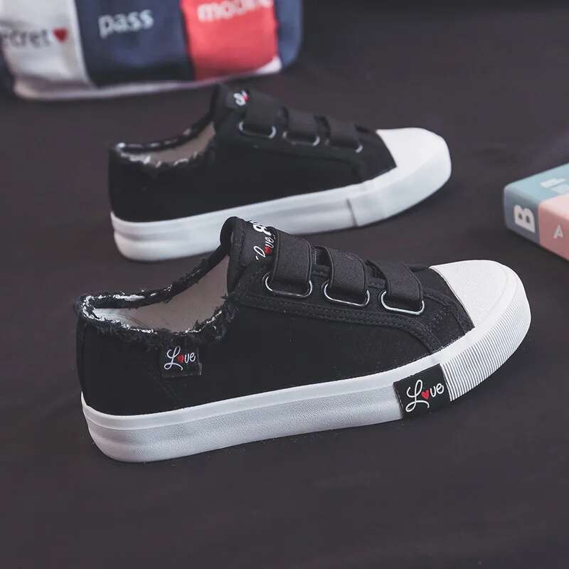 2025 New Casual Fashion Hook and Loop Flat Bottom Low Top Designer Trendy Fashion Anti slip Velcro Sports Shoes Solid Color Board Shoes1