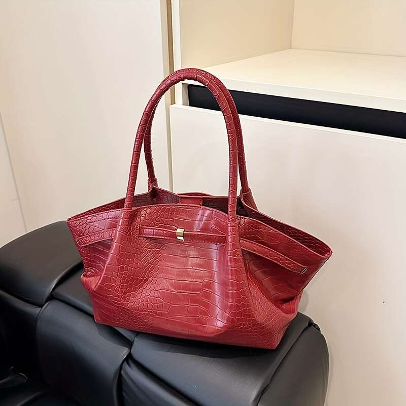 Large-Capacity Shoulder Bag Designed Like Black Crocodile, Featuring a Belt Design Magnetic Closure. It'S Stylish Adaptable, Perfect for Everyday