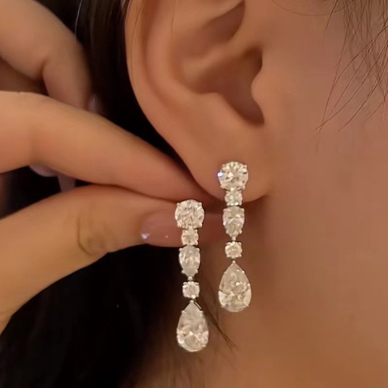 2025 Sparkling Top Sell Dangle Earrings Luxury Jewelry Real 100% 925 Sterling Silver Water Drop White Moissanite Diamond Gem Lady Women Long Earring G