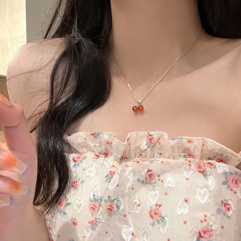 Red Cherry Pendant Necklace Womens Summer Light Luxury Collarbone Chain Accessory Elegant Jewelry for Women Fashionable Statement Piece