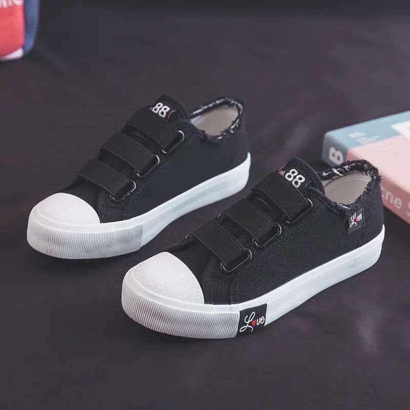 2025 New Casual Fashion Hook and Loop Flat Bottom Low Top Designer Trendy Fashion Anti slip Velcro Sports Shoes Solid Color Board Shoes1