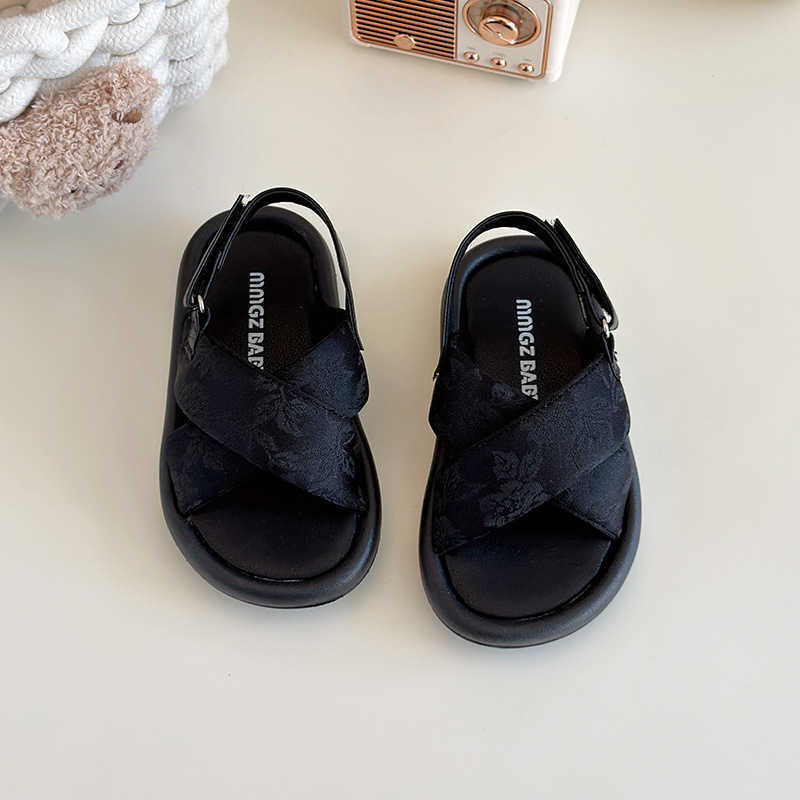 Sandals Girls high school childrens sandals 2025 summer new Korean version versatile design for little girls cross strap beach sandals trendyY250315L8