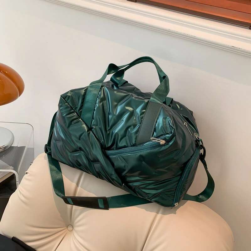 2025 New Large Capacity Splicing Zipper Solid Thread Down Cloth Travel Bag Designer Fashion Handbag Women's Bag2