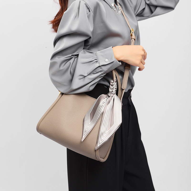 Genuine Leather Women's 2024 New Trendy Vegetable Basket, Hand-Held Water Bucket Bag, Fashionable And High-End Single Shoulder Crossbody Mother&#