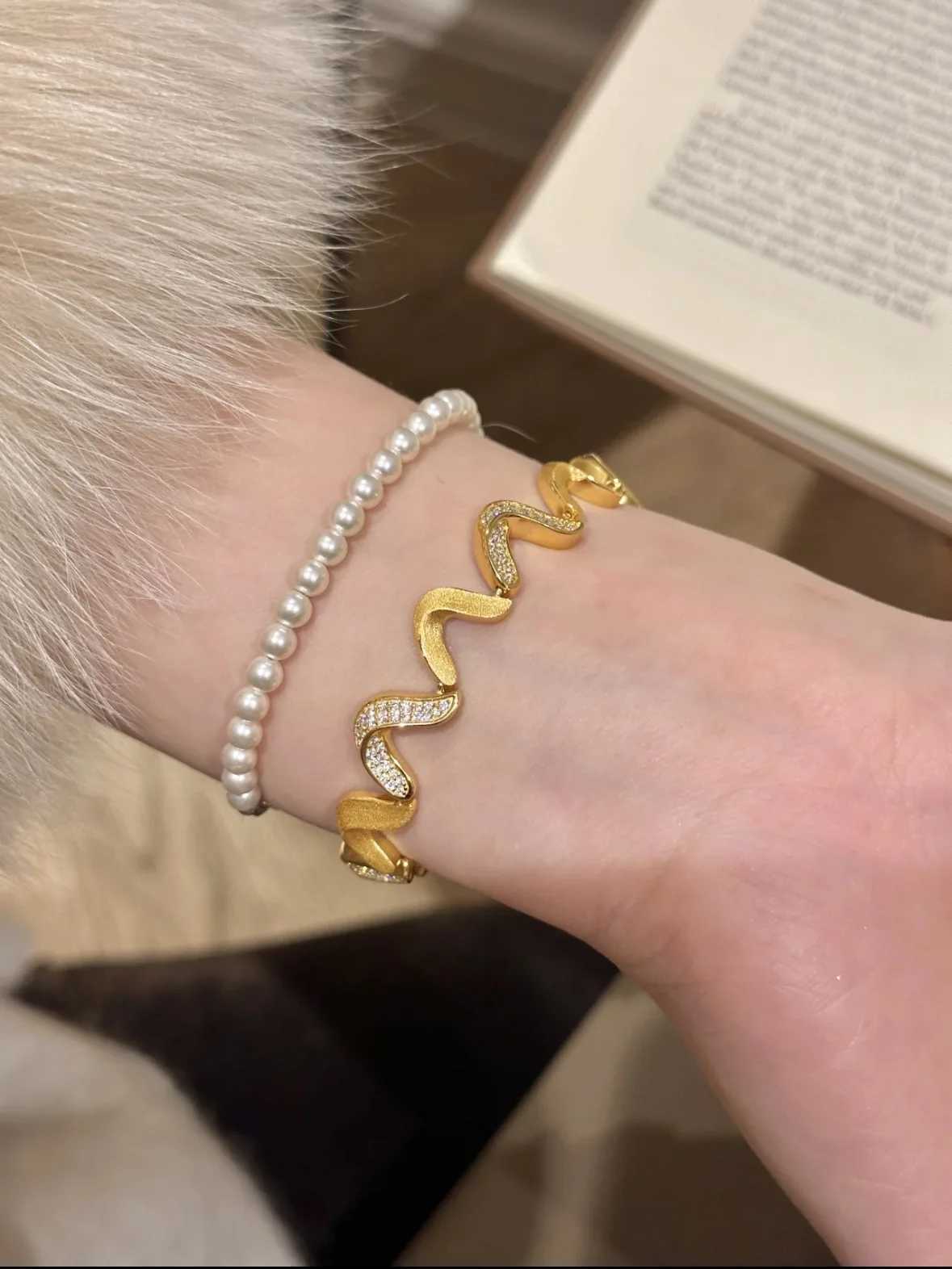 24K niche design sense ripples womens bracelet 9999 light luxury high-end sense point diamond brushed craft bracelet jewelryXJ250315