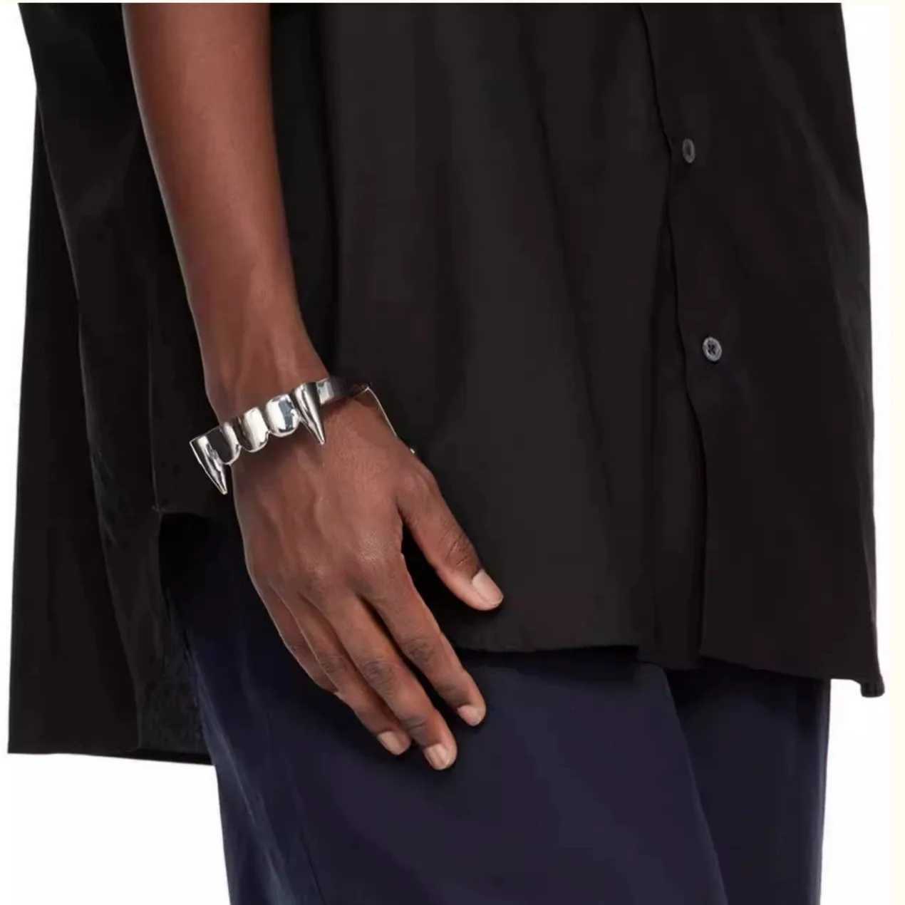 Vampire Fang Bracelet Adjustable Mens and Womens Metal Shirt Clip BraceletXJ250315