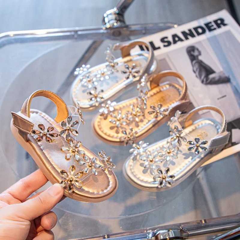 2024 Summer Girls Sandals Flower Crystal Princess Shoes Childrens Fashion Rhinestone Beach Shoes Childrens Anti slip Ankle Strap ShoesT250315