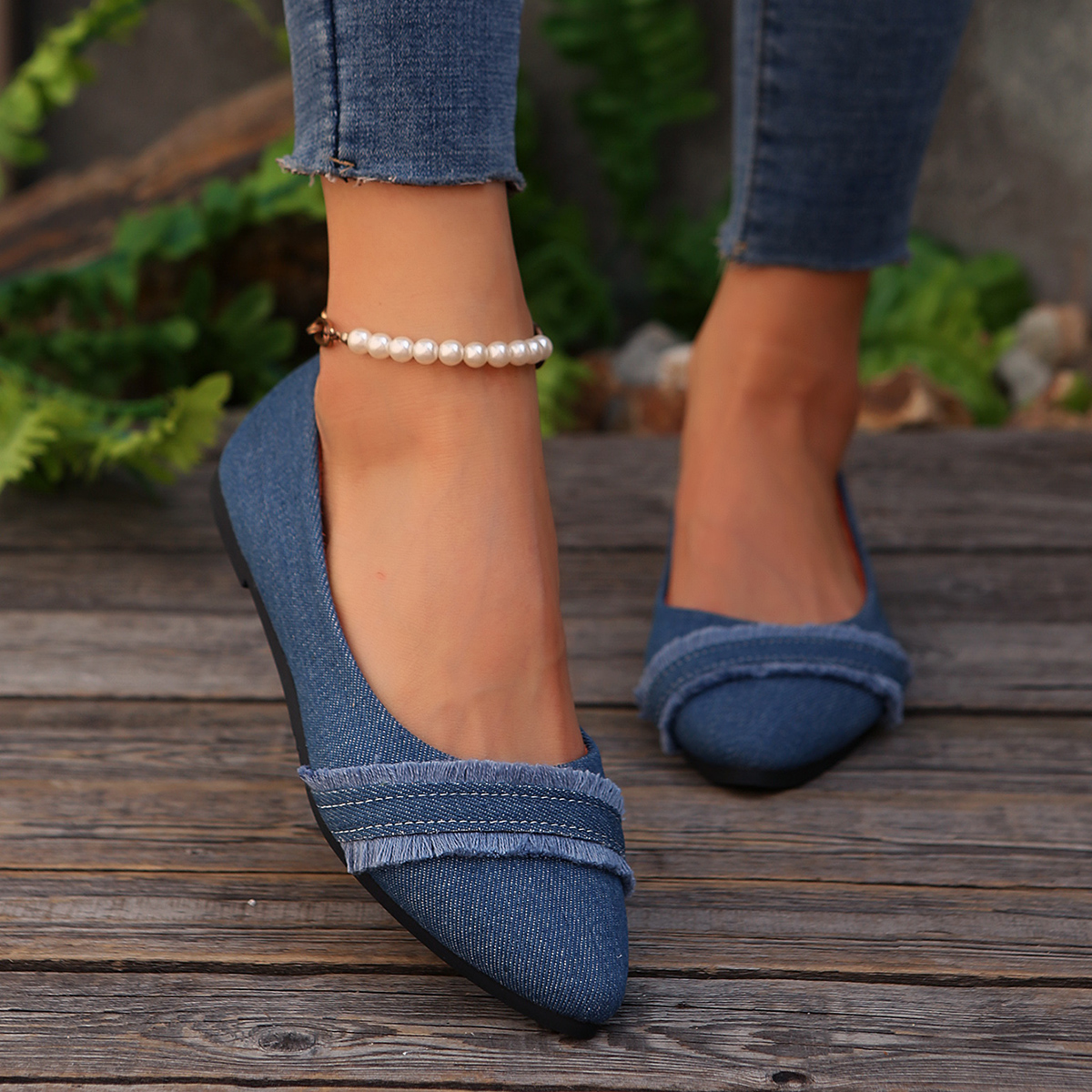 Chic Ladies' Flat Sneakers - Perfect Blend of Style and Functionality