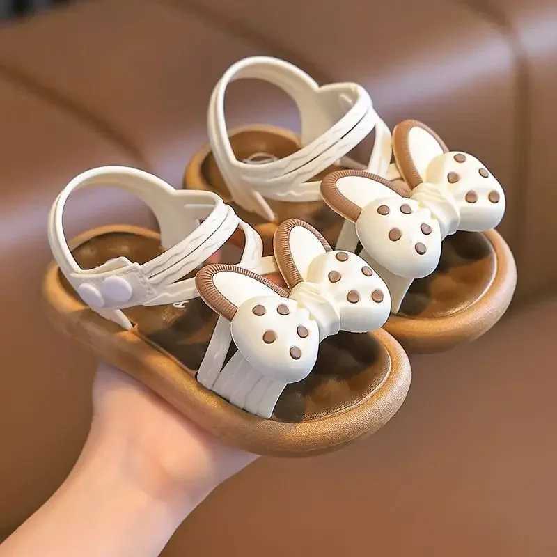 Cute butterfly decorated flat sandals for summer suitable for girls princesses children slippers anti slip beaver outdoor flip up childrens shoesT2503
