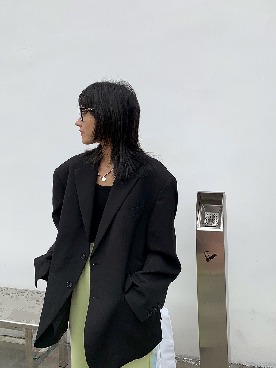 O313Stylish Black Woman's Suit Jacket - Ideal for Transitional Seasons