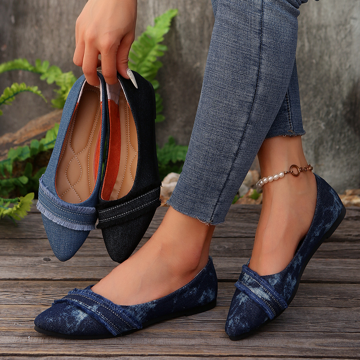 Chic Ladies' Flat Sneakers - Perfect Blend of Style and Functionality