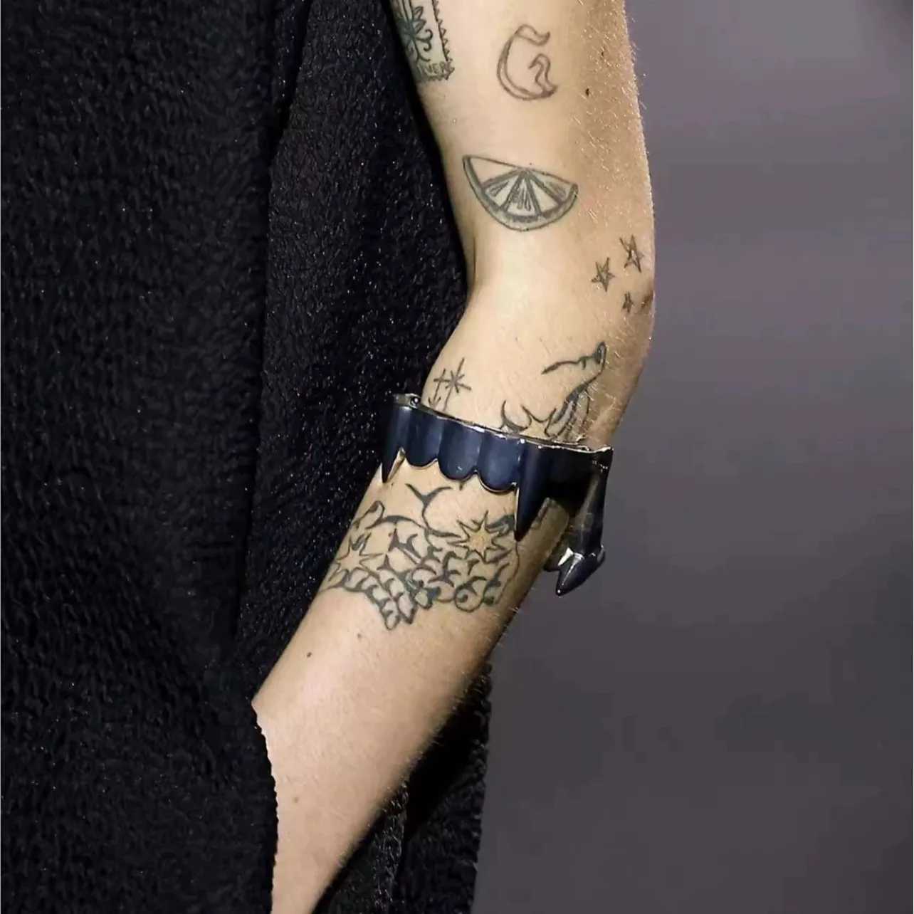 Vampire Fang Bracelet Adjustable Mens and Womens Metal Shirt Clip BraceletXJ250315