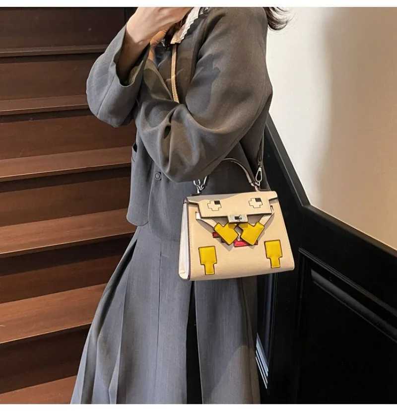 Retro Chic Leather Crossbody Bag - Vintage-Inspired Clutch With Gold Letter Multipurpose Casual Commuter Design Y250315