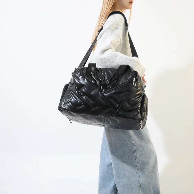 2025 New Large Capacity Splicing Zipper Solid Thread Down Cloth Travel Bag Designer Fashion Handbag Women's Bag2
