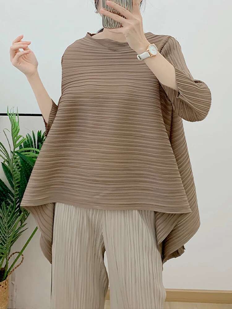 GVUW Pleated Blouse For Women 2025 New Spring O-Neck Three Quarter Sleeve Solid Color Loose Casual Shirt Female Elegant 17G2471