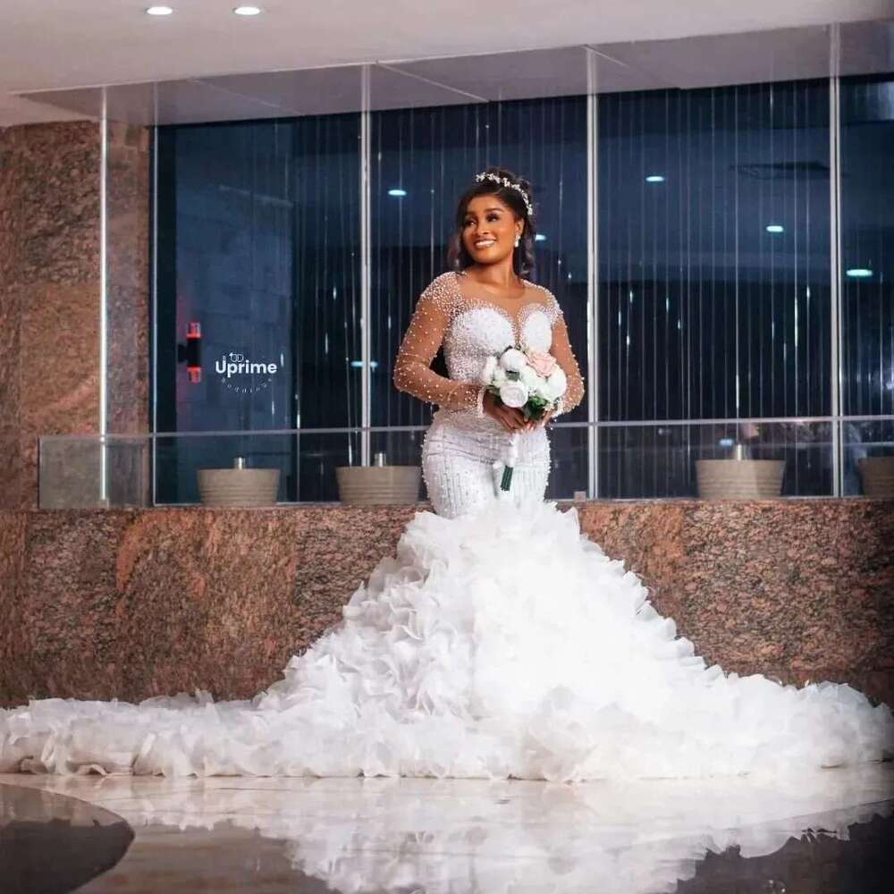 Customized bright heavy pearls open back arabic dress aso ebi wedding dresses with ruffled tires removable