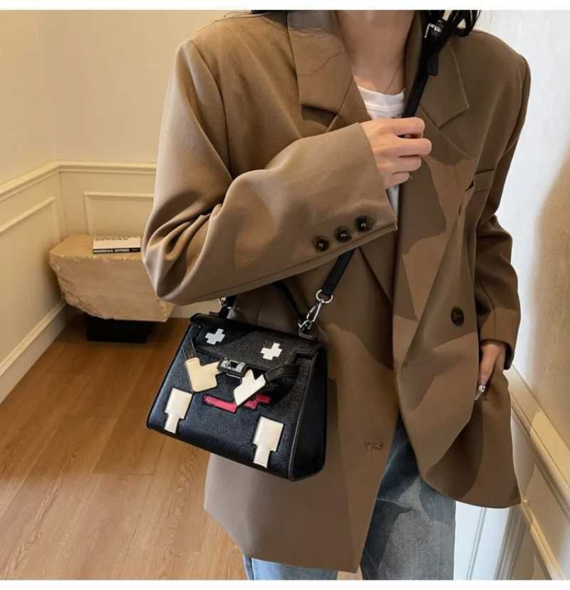Retro Chic Leather Crossbody Bag - Vintage-Inspired Clutch With Gold Letter Multipurpose Casual Commuter Design Y250315