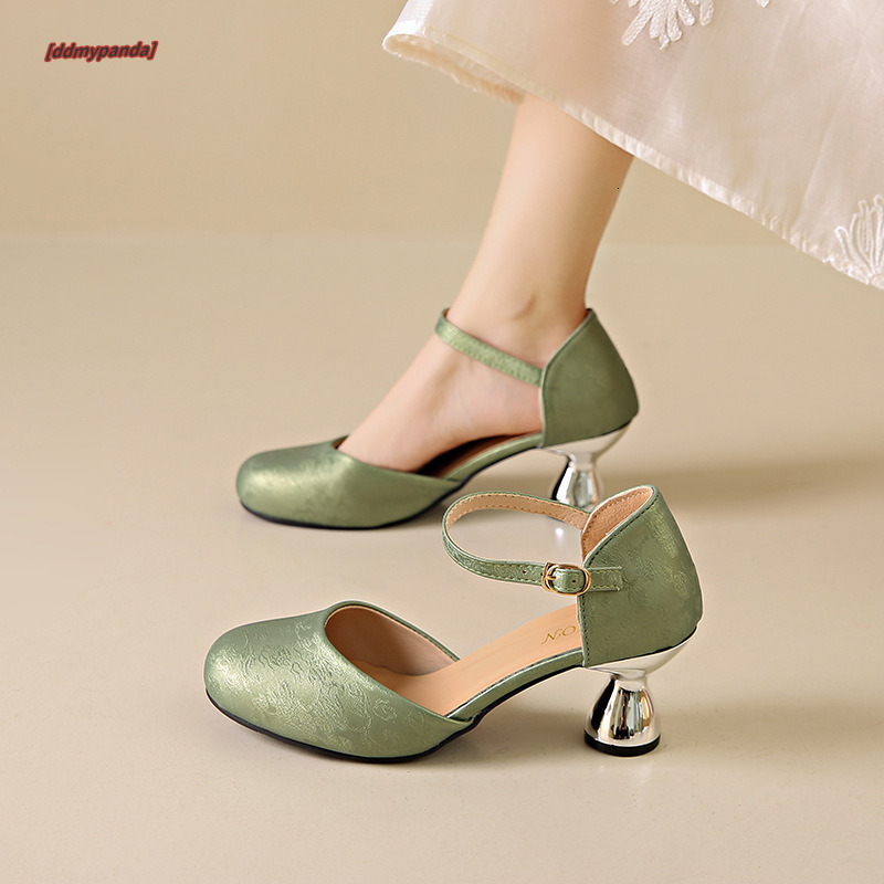 Spring and summer new Chinese style women's paired skirts, fashionable sandals with toe caps, fairy style, hollow single shoes for outdoor wear, 